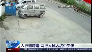 China: Duas pessoas \'engolidas\' em desabamento de passeio sobrevivem