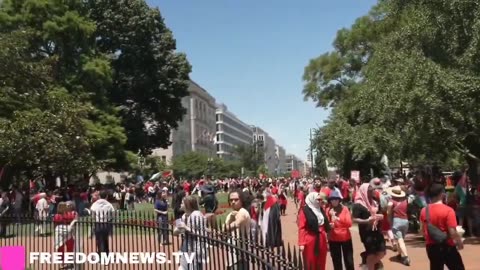 🚨#BREAKING: Thousands of pro-Palestine protesters are lighting off smoke bombs at White House.