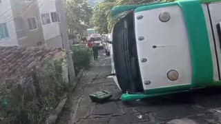 Bus de servicio escolar con niños a bordo sufrió volcamiento en San Gil