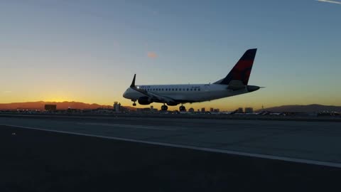 Embraer 175 KLAS Sunset Arrival