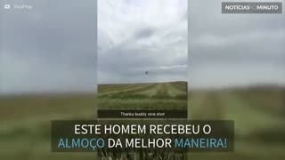 Refeição entregue de avião!