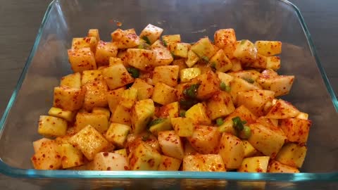 how to make Kkakdugi (cubed radish kimchi)