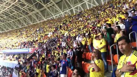 Hinchas en la tribuna en Rusia entonando el Himno Nacional