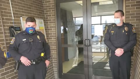 1st AMENDMENT AUDIT: MUSKEGAN MI POLICE OFFICER THREATENS VIOLENCE ON AUDITORS FOR VIDEOING FAIL!!!!