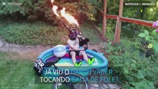 Darth Vader toca gaita de fole dentro de piscina infantil