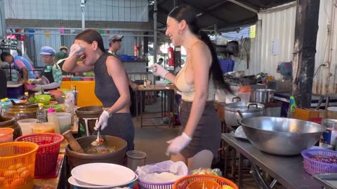 Puy Roti Lady Make Som Tum at Chicken Mortar Pattaya - Thai Street Food