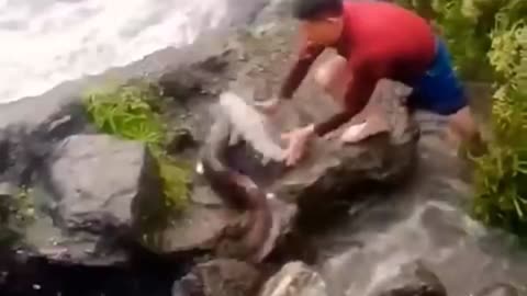 OMG AMAZING SKILL CATCH FISH UNBELIEVABLE RIVER