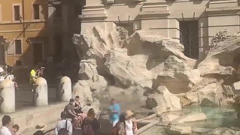 Woman walks across Trevi Fountain to fill water bottle | ABC News