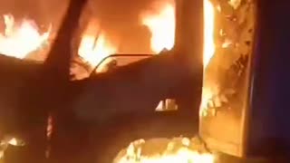 Incendio de una turbo en la vía entre Rionegro y el Playón