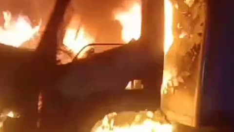 Incendio de una turbo en la vía entre Rionegro y el Playón