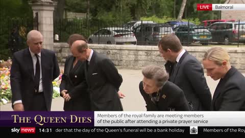Emotional royals inspect tributes to Queen_1