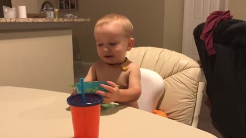Fallido con un bowl de un bebé es gracioso, incluso para él