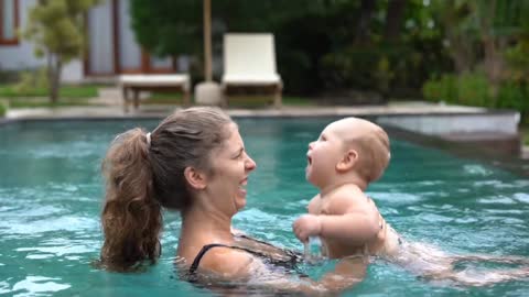 Mom bay swimming pool interesting moment