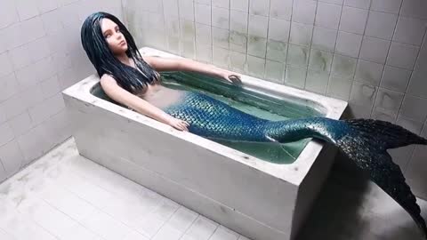 The 'Mermaid in the Bathtub' ended up with the neighbors stunned!!!