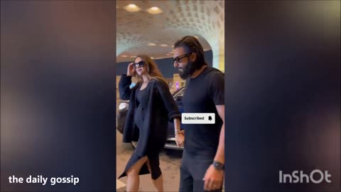 Ranveer_Cute_Moment_Taking_Care_Of_Pregnant_Wife_Deepika_In_Front_Of_Shahrukh_Khan_At_Airport