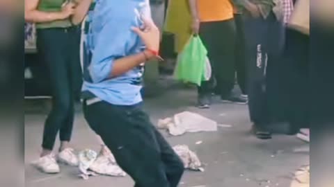 Funny dance in public 😂😂😂