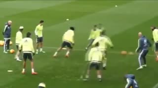 VIDEO: Ronaldo vs Zidane in training
