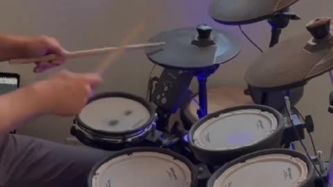 Very excited play free drum start