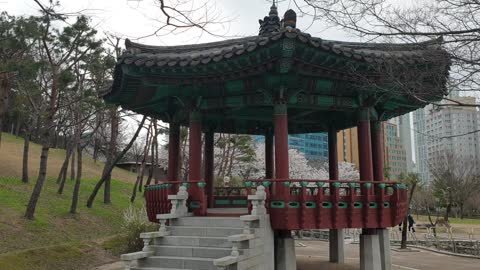 The harmony of the city, the pavilion, and spring flowers.