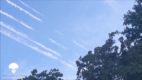 UFO hiding in the contrails, Is this the real reason for 'Chemtrails'