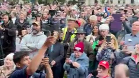 Massive crowd in London cheering in support of Trump. Via #ToreSays