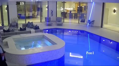 FUNNY FAIL IN THE SWIMMING POOL