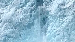 Cruise Boat Witnesses a Huge Chunk of Glacier Calving