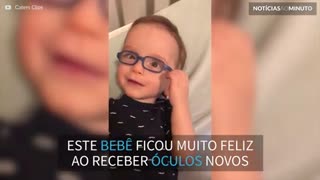 Óculos ajudam bebê a ver claramente pela primeira vez