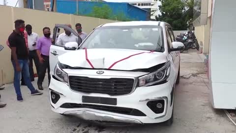 ACCIDENT !! Delivery of Kia Carnival Gone WRONG !! Airbags triggered in right time Sad Moment