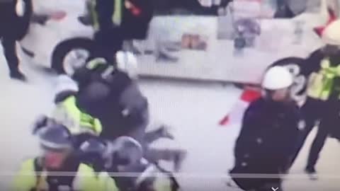 Police Assault protester on ground in Ottawa 🇨🇦