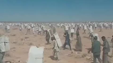 🥺Egyptians crossing the Palestinian border to deliver water and food to|WRF