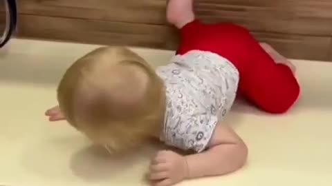 ESTA NIÑA PUEDE ESCALAR CUALQUIER OBSTÁCULO