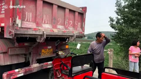 Older man requests help after his vehicle was hauled by truck for 5km in China