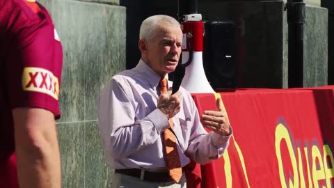 Senator Roberts addresses the protest against police vaccine mandate