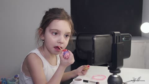 VIRAL 2021 Little Girl Applying Lipstick While Looking At Her Smartphone a funny and cute video