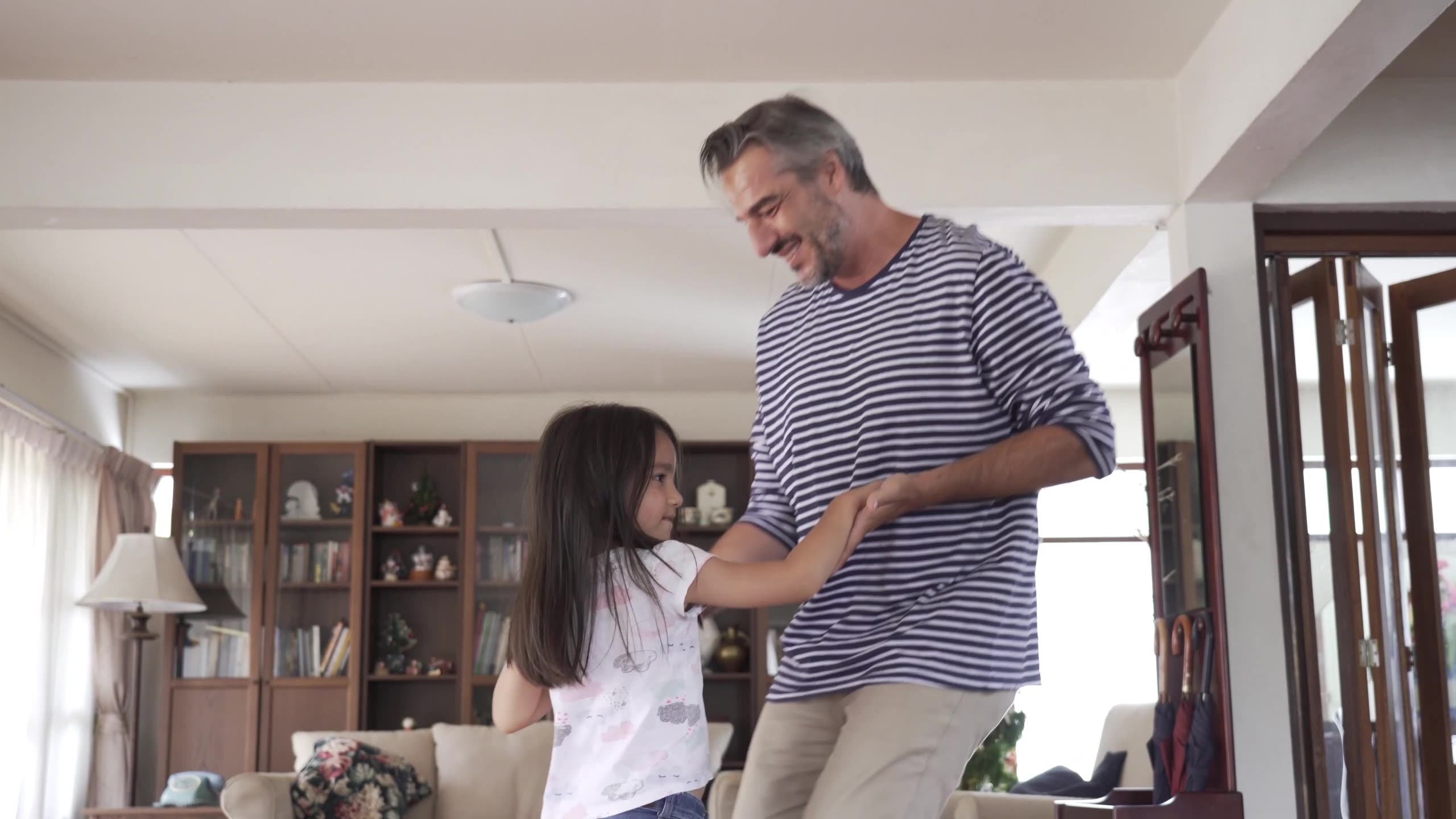 "A Father's Love: Heartwarming Moments of Bonding Between Dad and Daughter"