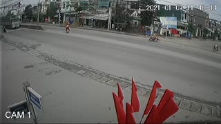 Motorcycle Rider in a Rush Has Near Miss With Truck