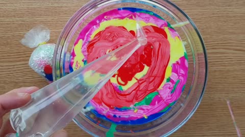 Making crunchy slime with piping bag