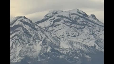 El zoom de la camara del #iPhone15ProMax enfocando los volcanes #iztaccihuatl y #popocatépetl