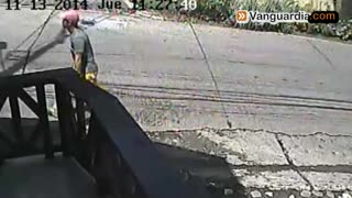 Video registró como en un minuto, un ladrón roba una motocicleta en Bucaramanga