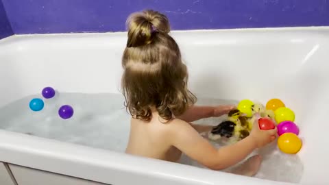 Funny_Baby_Reaction_to_Baby_Ducklings_in_the_Bathroom