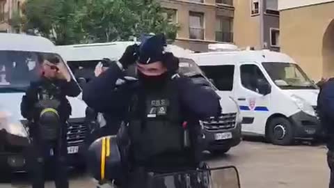 Francia, Marsiglia (24 Luglio 2021). Poliziotti si tolgono i caschi!💥💥💥