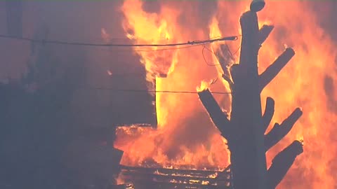 Intenso incendio dañó la Nochebuena a cientos de familias en Valparaíso, Chile