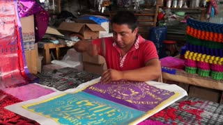 El papel picado, una colorida tradición mexicana para festejos de Muertos