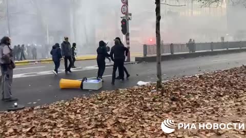 Tensions flare during anti-lockdown protests in Brussels right now!