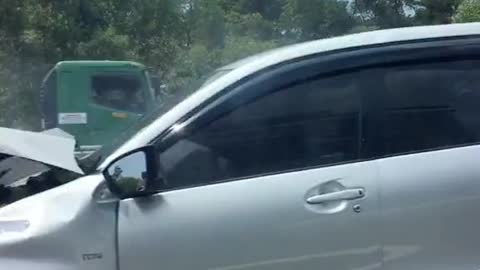 Kecelakaan beruntun di jalan tol