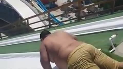 Very funny video In the pool.