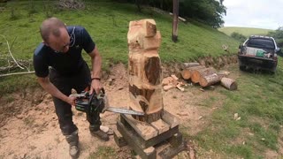 Chainsaw carving a bear