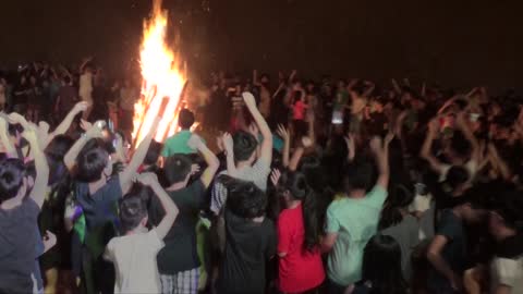 Big campfire more than 1000 students in the Vietnam forest