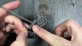 How to crochet a simple easy granny square for beginners